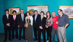 Mario Sanzano acompañado por sus colegas, Graciela Genovés, Enrique Burone Risso y Claudio Barragan, y el staff de Zurbarán. Mario Sanzano acompañado por sus colegas, Graciela Genovés, Enrique Burone Risso y Claudio Barragan, y el staff de Zurbarán.