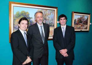 Mario Sanzano con los nuevos directores de Colección Alvear de Zurbarán, Gustavo Roldan y Santiago Pinasco. Mario Sanzano con los nuevos directores de Colección Alvear de Zurbarán, Gustavo Roldan y Santiago Pinasco.