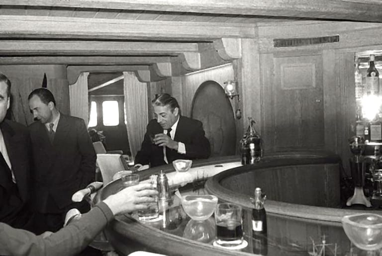 Onassis en el bar de su yate.