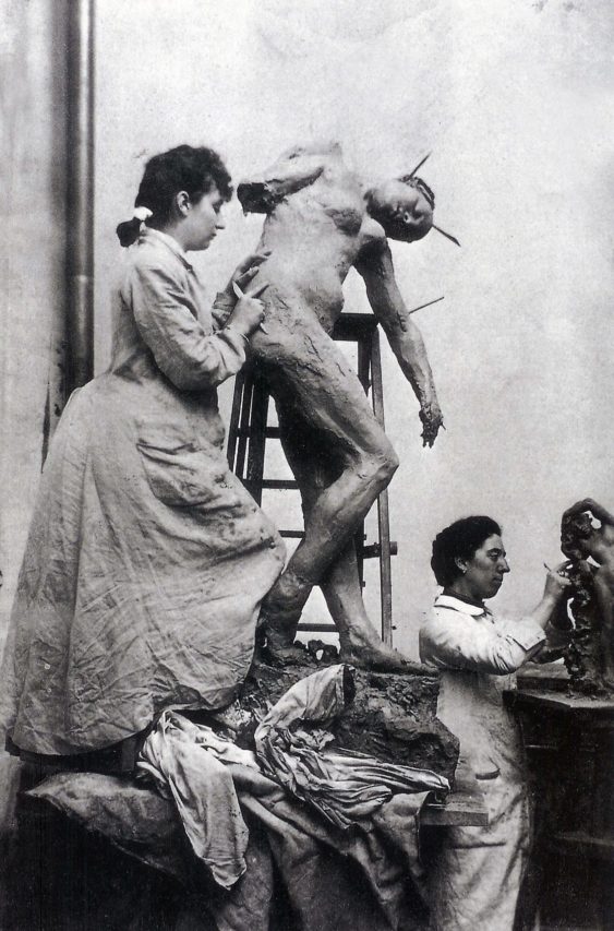 Camille Claudel trabajando.