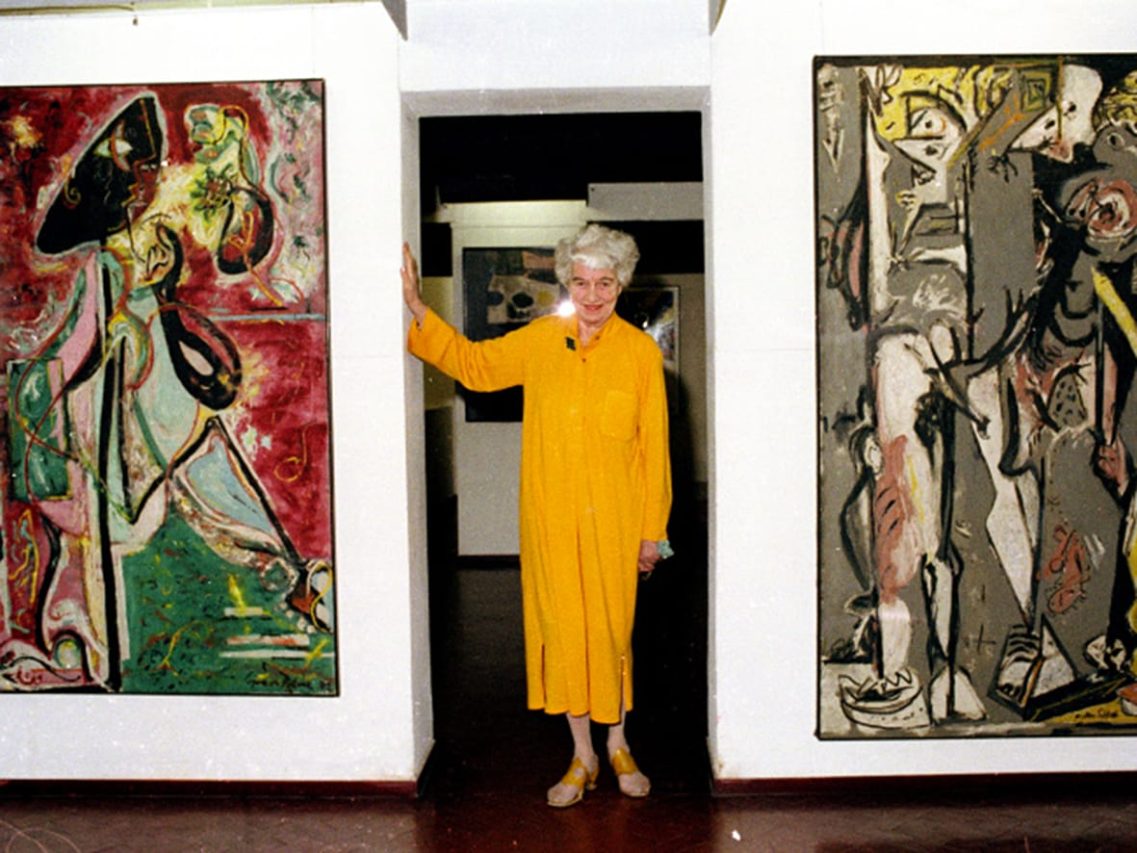 Peggy junto a dos pinturas de Pollock.